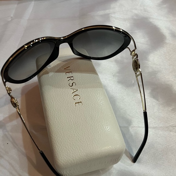 Versace sunglasses. - Picture 4 of 8